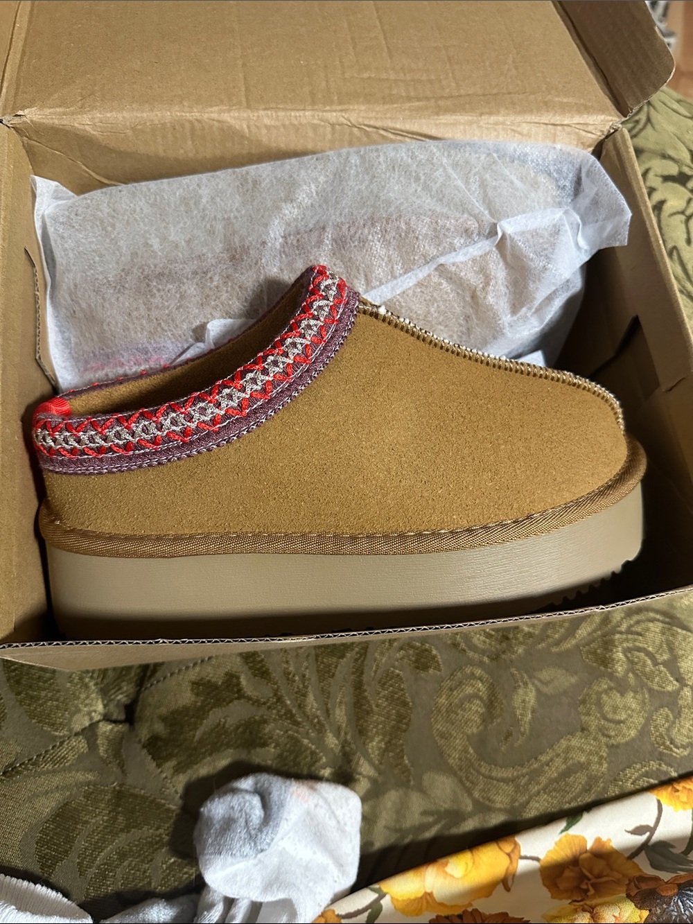 Women’s Slip-On Platform Slippers in Camel with Red Trim